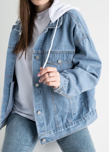 1216-10 Блакитна жіноча джинсова куртка з білим капюшоном (FASHION, котонова, 2 од., розміри норма: M. L) - фото 7