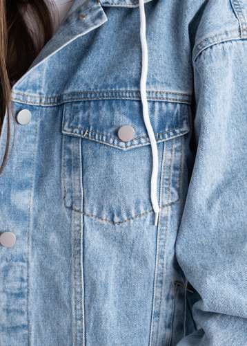 1218-10 Блакитна жіноча джинсова куртка з білим капюшоном (FASHION, котонова, 2 од., розміри норма: M. L) - фото 6